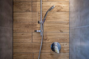 Douche, sèche-cheveux, serviettes fournies