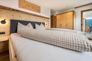 Ein Schlafzimmer mit einem großen Bett, einem Holzkopfteil und einem Kleiderschrank.