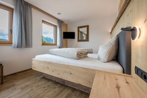 2 bedrooms, free WiFi, bed sheets - Holiday Apartment "Forchnerhof Apt 1" with Mountain View, Private Terrace & Wi-Fi (Terenten)