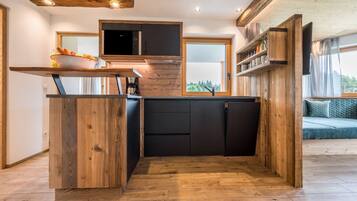 Réfrigérateur, micro-ondes, plaque de cuisson, lave-vaisselle