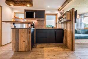 Kjøleskap, mikrobølgeovn, kokeplater og oppvaskmaskin