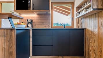 Geladeira, micro-ondas, cooktop, lava-louças