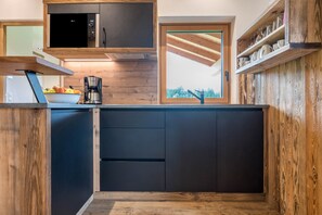 Kühlschrank, Mikrowelle, Herdplatte, Geschirrspüler