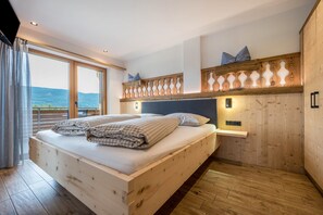 2 bedrooms, free WiFi, bed sheets - Holiday Apartment "Forchnerhof 4" with Mountain View, 2 Private Terraces & Wi-Fi (Terenten)