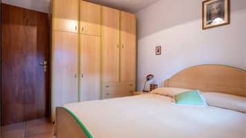 2 bedrooms, bed sheets