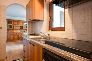 Fridge, oven, stovetop, cookware/dishes/utensils