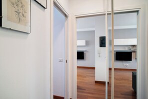 Interior - Holiday Apartment "Via Carli" with Sea View, Private Terrace & Wi-Fi (Sanremo)