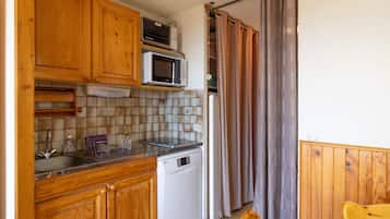 Geladeira, micro-ondas, fogĂŁo, cooktop