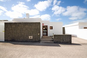 Exterior - Vacation Home "Villa Rubí" with Sea View, Private Heated Pool und Wi-Fi (Playa Blanca)