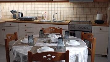 Kühlschrank, Ofen, Herdplatte, Kochgeschirr/Geschirr/Besteck