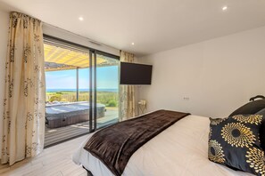 4 bedrooms, iron/ironing board, free WiFi, bed sheets - Villa "Vue Mer - Les Gîtes De Fabie" with Sea View, Private Terrace & Wi-Fi (Plougonvelin)