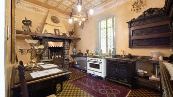 Frigorifero, forno, piano cottura, lavastoviglie