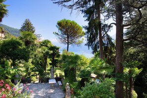 Property grounds - "Historic Villa Argegno Como lake", with private terrace and lake view (Dizzasco)