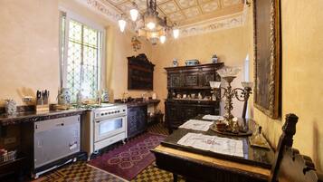 Een koelkast, een oven, een kookplaat, een vaatwasser