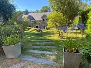 Property grounds - Holiday Home 'Villa Kergariou' with Private Terrace, Private Garden and Wi-Fi (Clohars carnoet)