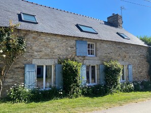 Exterior - Holiday Home 'Villa Kergariou' with Private Terrace, Private Garden and Wi-Fi (Clohars carnoet)
