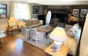 TV, fireplace, video games, DVD player - Holiday Home 'Villa Kergariou' with Private Terrace, Private Garden and Wi-Fi (Clohars carnoet)