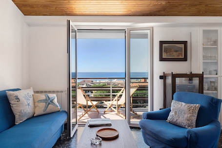 テレビ. Apartment 'Attico Con Vista' with Sea View, Balcony and Wi-Fi