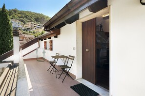 Outdoor dining - Apartment 'Attico Con Vista' with Sea View, Balcony and Wi-Fi (Moneglia)