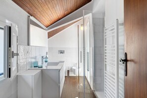 Shower, hair dryer, towels - Apartment 'Attico Con Vista' with Sea View, Balcony and Wi-Fi (Moneglia)