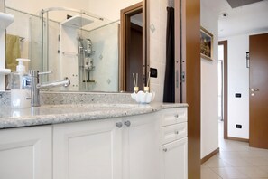 Dusche, Haartrockner, Handtücher