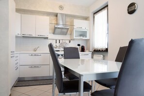 Kühlschrank, Mikrowelle, Herdplatte, Geschirrspüler