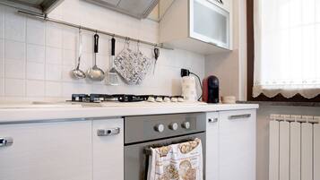 Frigorifero, microonde, piano cottura, lavastoviglie