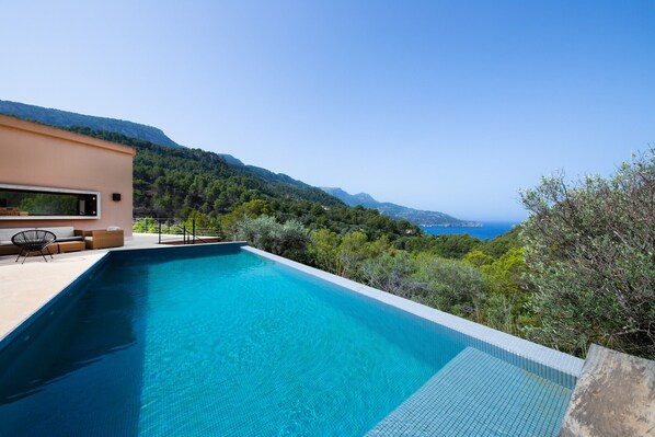 A modern outdoor swimming pool with a view of the sea and hills. - Holiday Home 'Dream Property In Alconasser' with Sea View, Pool, Terrace & Wi-Fi (Sóller)