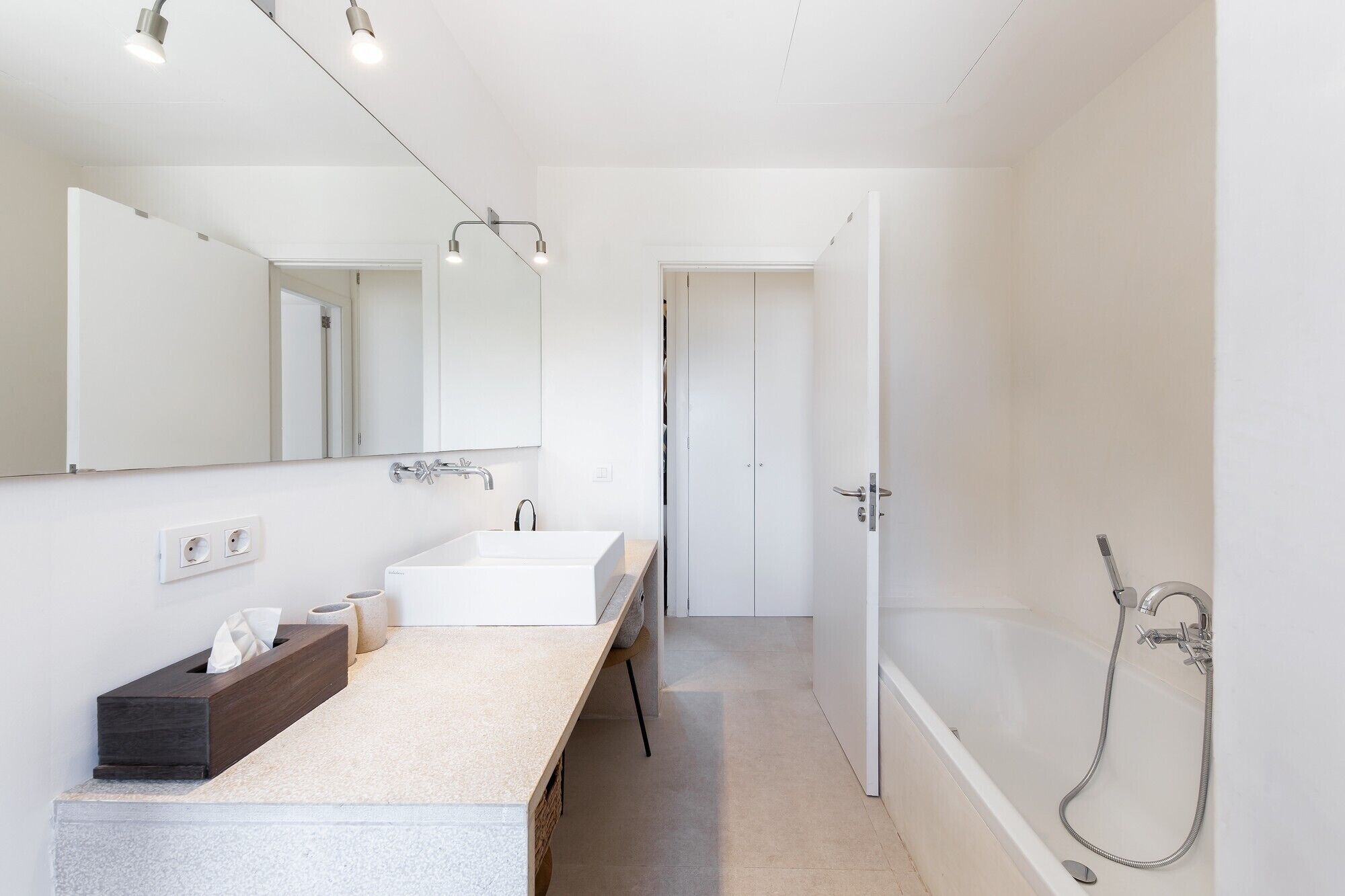 Badewanne, Haartrockner, Handtücher