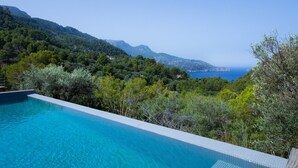 A clear blue pool with a view of a mountainous coastline. - Holiday Home 'Dream Property In Alconasser' with Sea View, Pool, Terrace & Wi-Fi (Sóller)