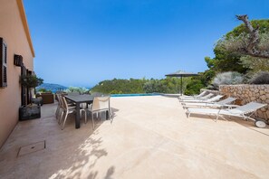 Outdoor dining - Holiday Home 'Dream Property In Alconasser' with Sea View, Pool, Terrace & Wi-Fi (Sóller)