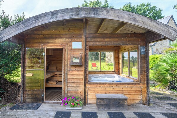 Terrace/patio - Holiday Home 'Loft Atypique Ancienne Étable' with jaccuzzi & sauna (Cléguérec)