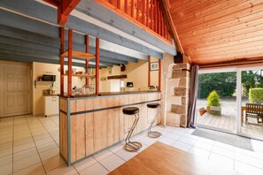 Fridge, microwave, oven, stovetop - Atypical Family Loft in Former Stable with Sauna and Jacuzzi (Cléguérec)