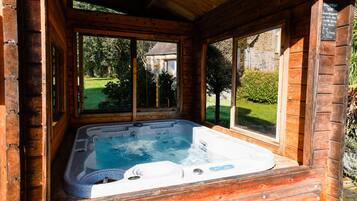 Tina de hidromasaje al aire libre