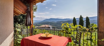Apartment 'Rosengarten' with Mountain View, Private Terrace and Wi-Fi