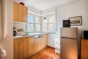 Réfrigérateur, micro-ondes, plaque de cuisson, lave-vaisselle