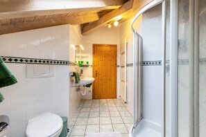 Shower, hair dryer, towels - Apartment 'Panorama' with Mountain View (Kaltern)