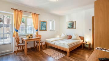 Tabla de planchar con plancha, wifi gratis y ropa de cama