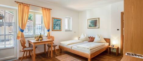 Tabla de planchar con plancha, wifi gratis y ropa de cama