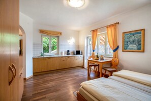 Iron/ironing board, free WiFi, bed sheets