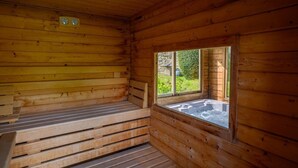 Ein Holz-Saunaraum mit Bänken und einem Fenster.