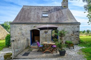 Outdoor dining - Petite House & Wellness Area with Jacuzzi, Wi-Fi, Terrace and Private Garden (Cléguérec)