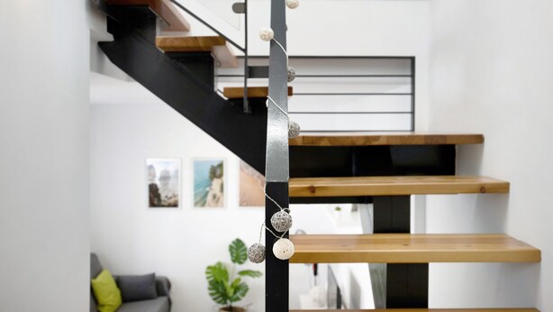 A staircase with wooden steps and a metal railing, decorated with spherical ornaments. - Apartment "EleMe I" with Private Terrace & Wi-Fi (Vejer)