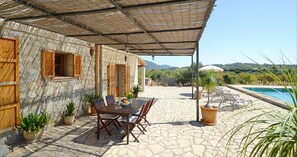 Outdoor dining - Country House 'Sa Volta' with Mountain View, Wi-Fi and Air Conditioning (selva)