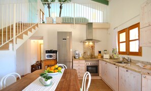 Fridge, microwave, oven, stovetop - Country House 'Sa Volta' with Mountain View, Wi-Fi and Air Conditioning (selva)