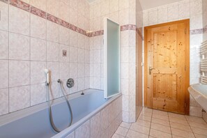 Douche, sèche-cheveux, serviettes fournies
