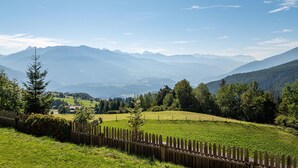 A rural landscape with a wooden fence, green fields, and distant mountains. - Apartment 'Apt Gaisler' with Mountain View, Private Terrace and Wi-Fi (Maranza)