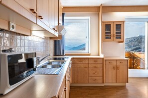 Fridge, microwave, oven, stovetop - Apartment 'Apt Sellablick' with Mountain View, Private Terrace and Wi-Fi (Maranza)