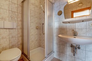 Shower, free toiletries, hair dryer, towels - Apartment 'Apt Sellablick' with Mountain View, Private Terrace and Wi-Fi (Maranza)