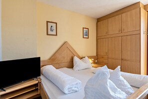 Free WiFi, bed sheets - Studio Apartment 'Spinges' with Mountain View, Private Terrace and Wi-Fi (Maranza)